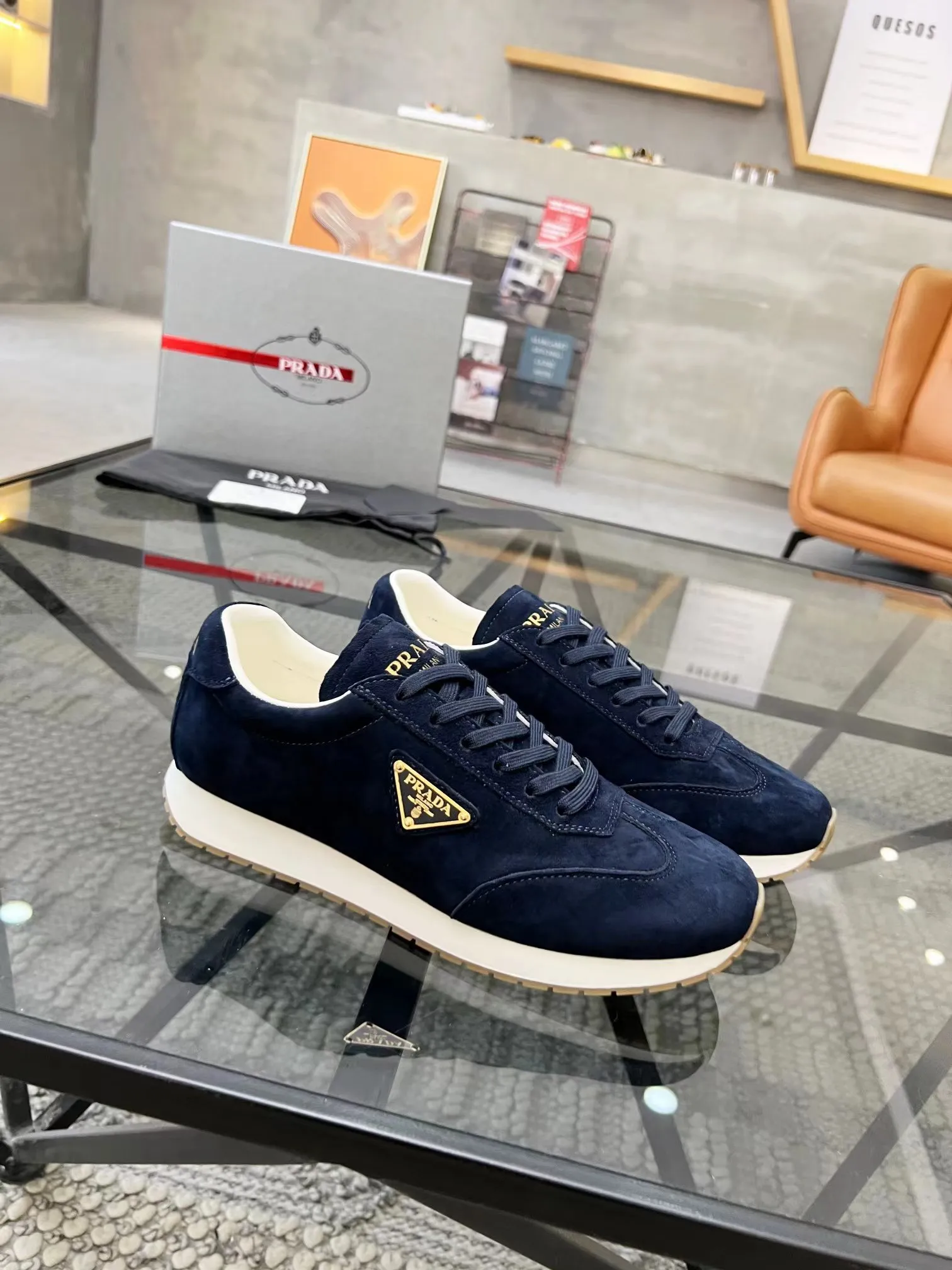 P400 38-45 Prada Prada’s new men’s leather sneakers, the highest version on the market, any comparison is welcome🆚! The original leather has excellent texture and is super high-end! Fetal sheep net lining imported from Italy, removable pad! Luxurious materials and fine workmanship, highly recommended!
